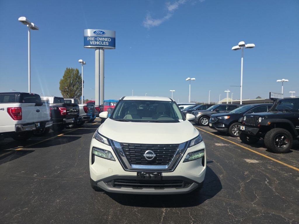 Nissan Rogue Vehicle Full-screen Gallery Image 9