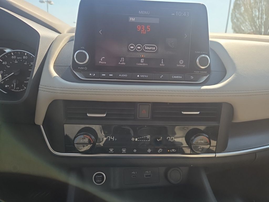 Nissan Rogue Vehicle Full-screen Gallery Image 13