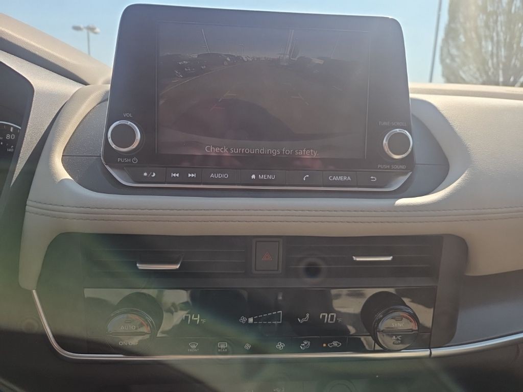 Nissan Rogue Vehicle Full-screen Gallery Image 14