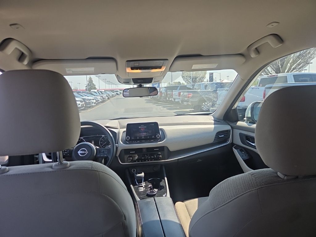 Nissan Rogue Vehicle Full-screen Gallery Image 16