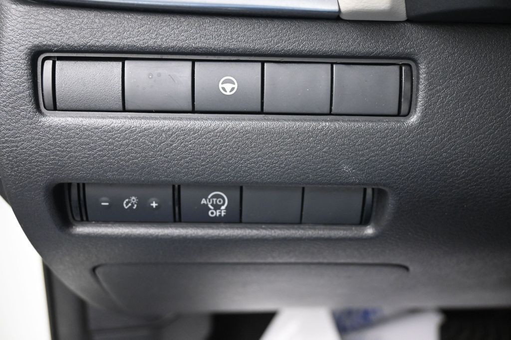 Nissan Rogue Vehicle Full-screen Gallery Image 20