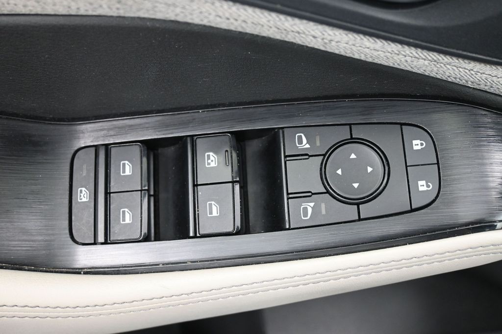Nissan Rogue Vehicle Full-screen Gallery Image 21