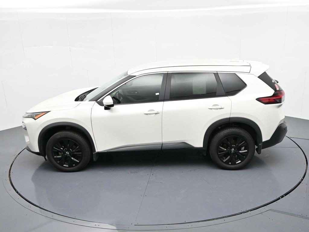 Nissan Rogue Vehicle Full-screen Gallery Image 25