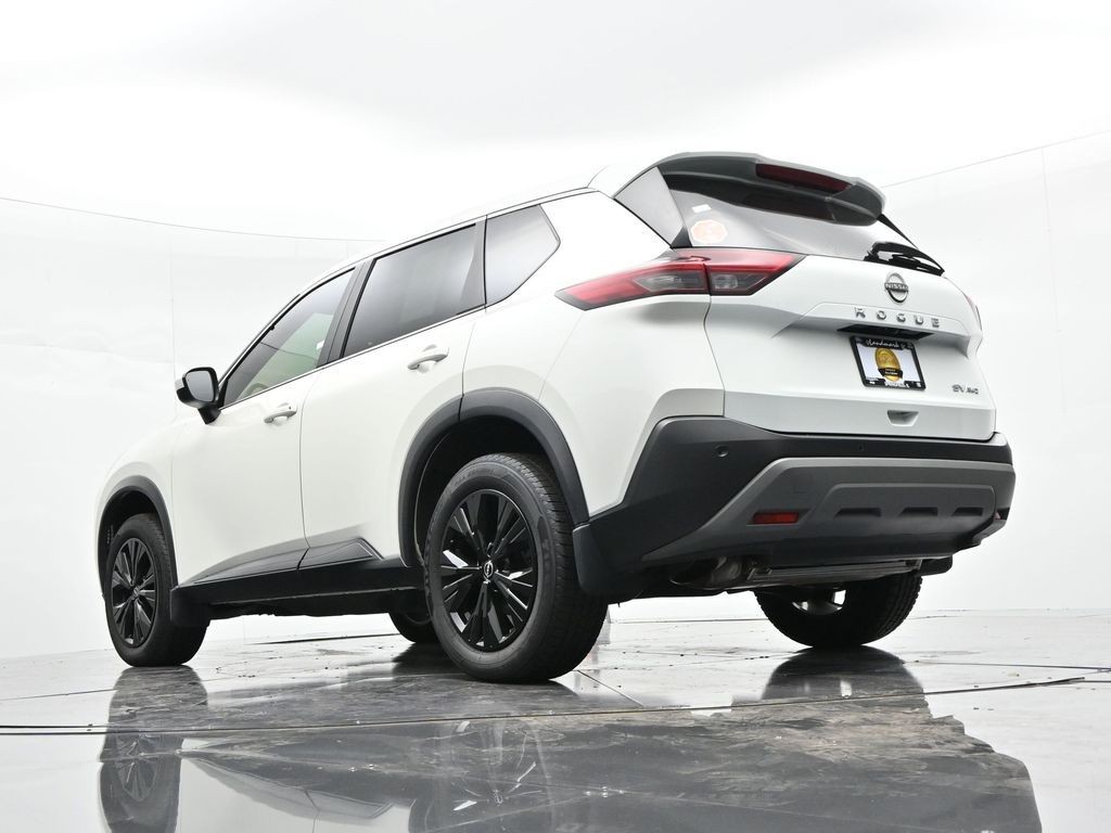 Nissan Rogue Vehicle Full-screen Gallery Image 26
