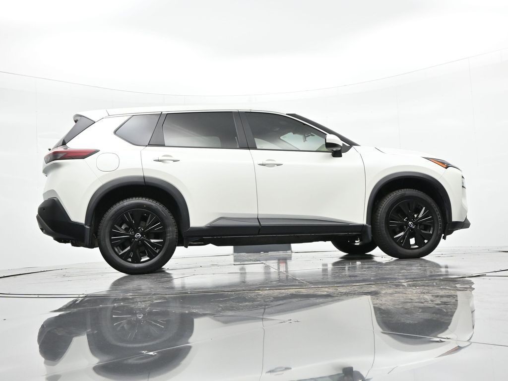 Nissan Rogue Vehicle Full-screen Gallery Image 29