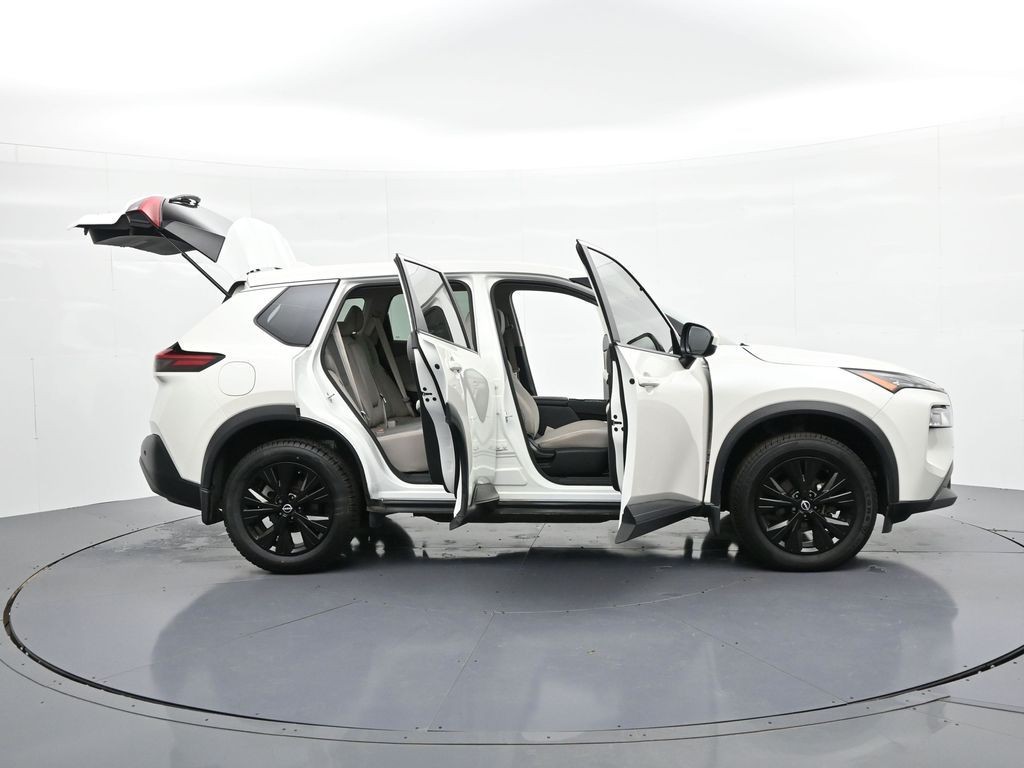Nissan Rogue Vehicle Full-screen Gallery Image 30