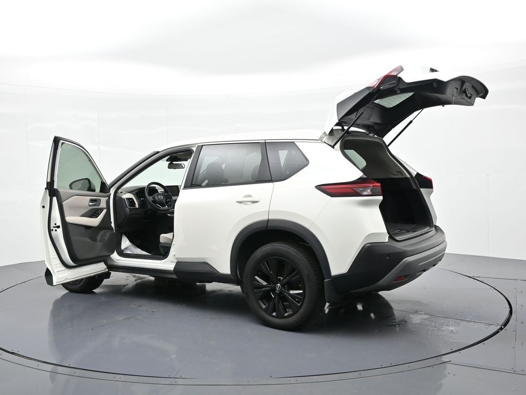 Nissan Rogue Vehicle Full-screen Gallery Image 31