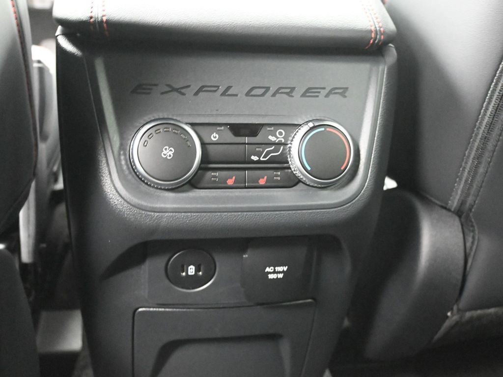 Ford Explorer Vehicle Full-screen Gallery Image 22