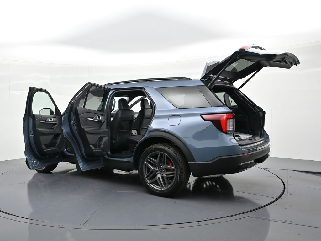 Ford Explorer Vehicle Full-screen Gallery Image 32