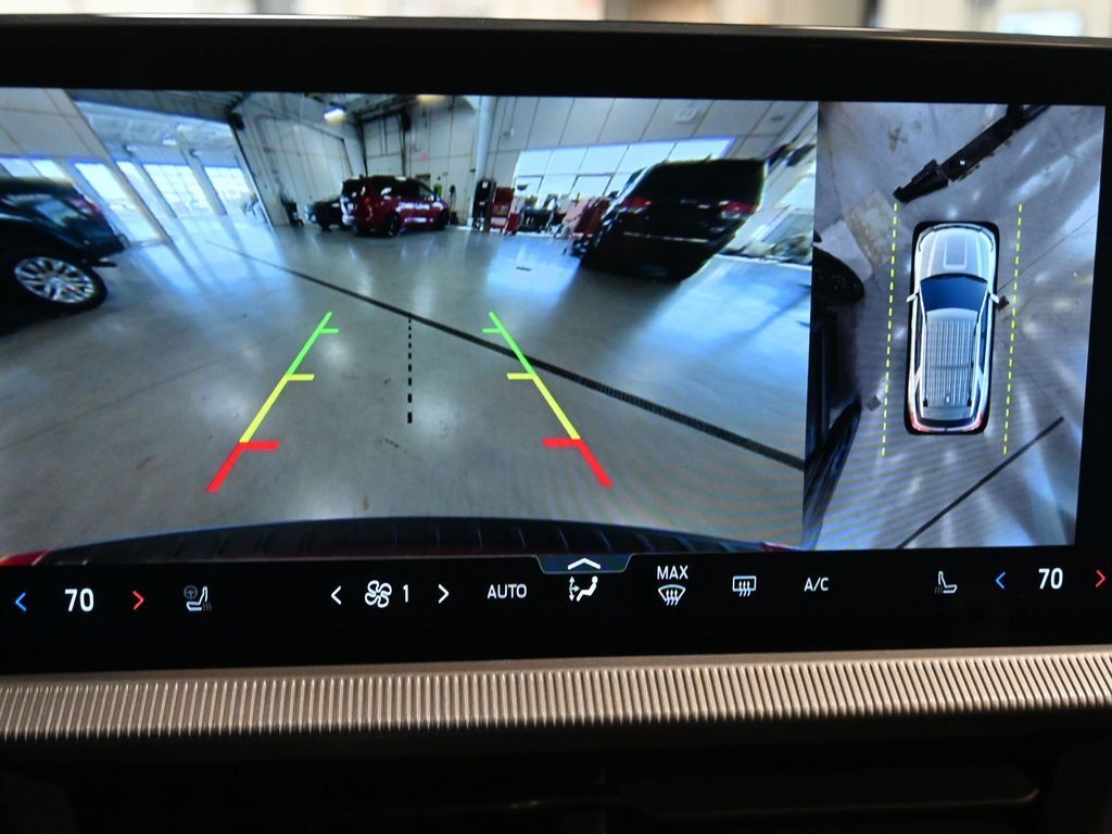 Ford Explorer Vehicle Full-screen Gallery Image 12