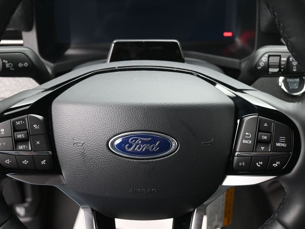 Ford Explorer Vehicle Full-screen Gallery Image 17