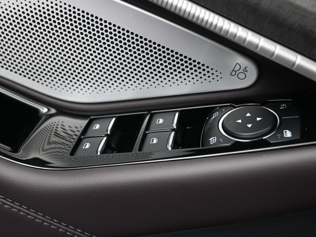 Ford Explorer Vehicle Full-screen Gallery Image 19