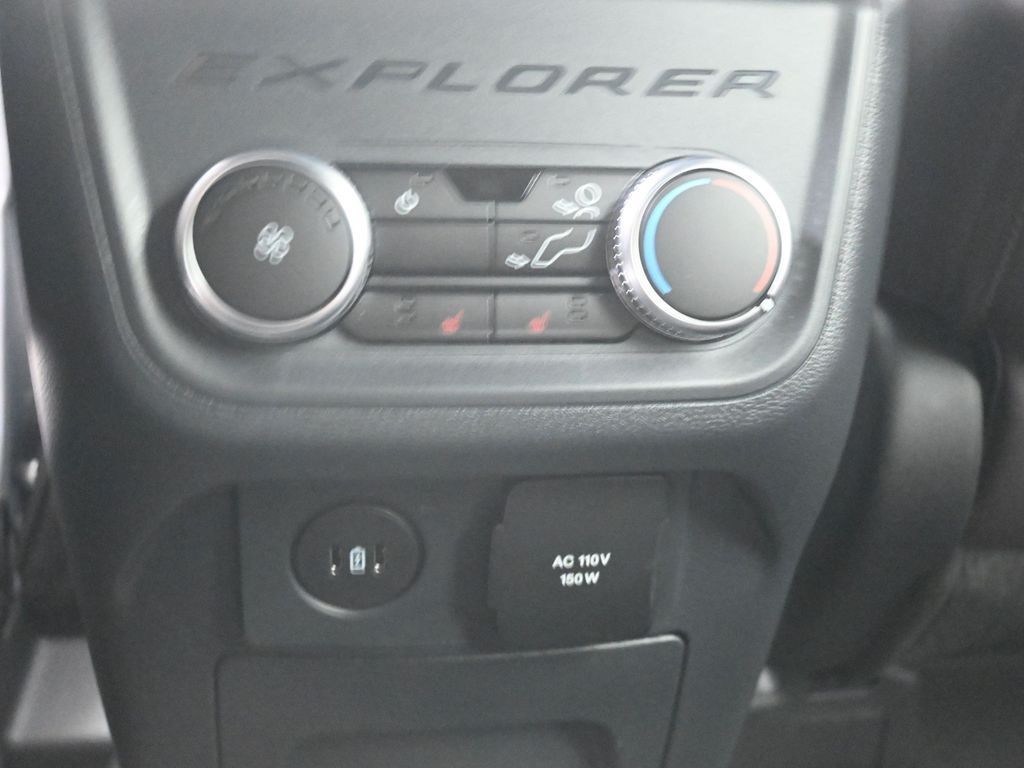 Ford Explorer Vehicle Full-screen Gallery Image 22