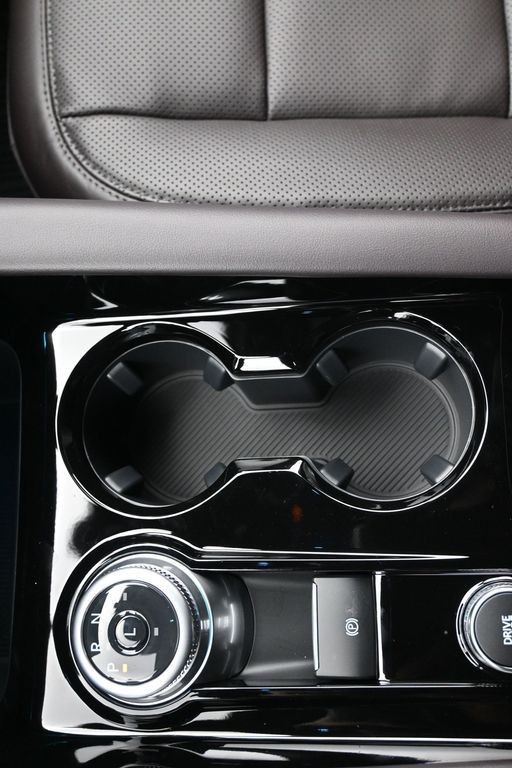 Ford Explorer Vehicle Full-screen Gallery Image 15