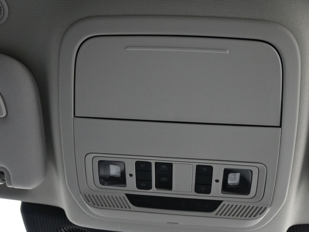 Ford Explorer Vehicle Full-screen Gallery Image 15