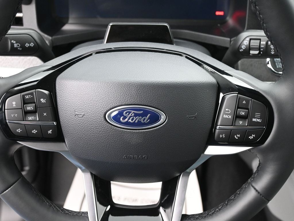 Ford Explorer Vehicle Full-screen Gallery Image 17