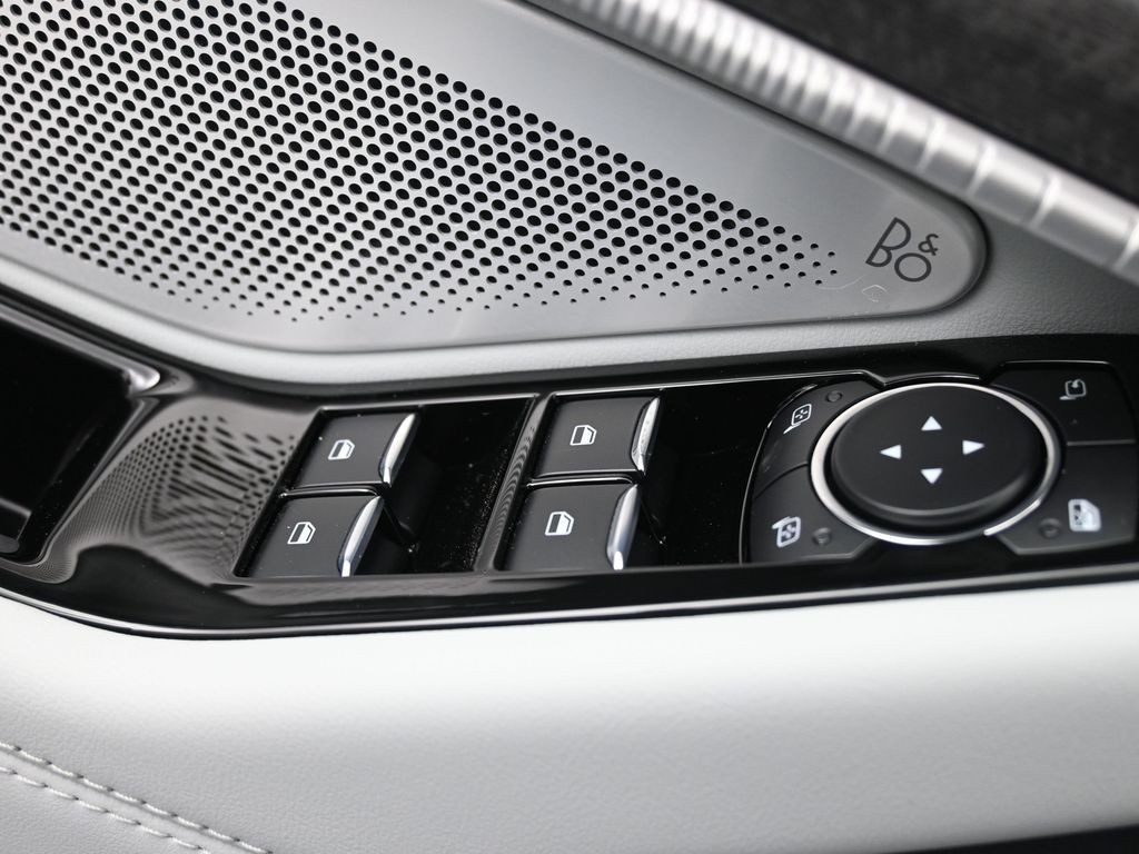 Ford Explorer Vehicle Full-screen Gallery Image 21