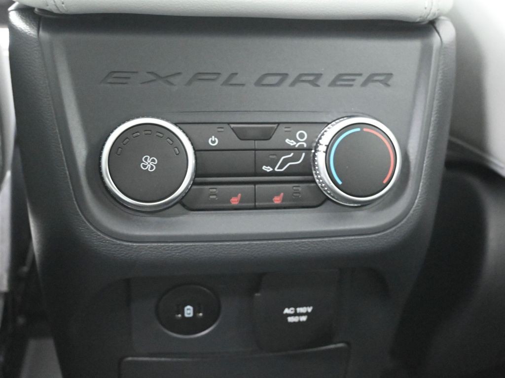 Ford Explorer Vehicle Full-screen Gallery Image 22