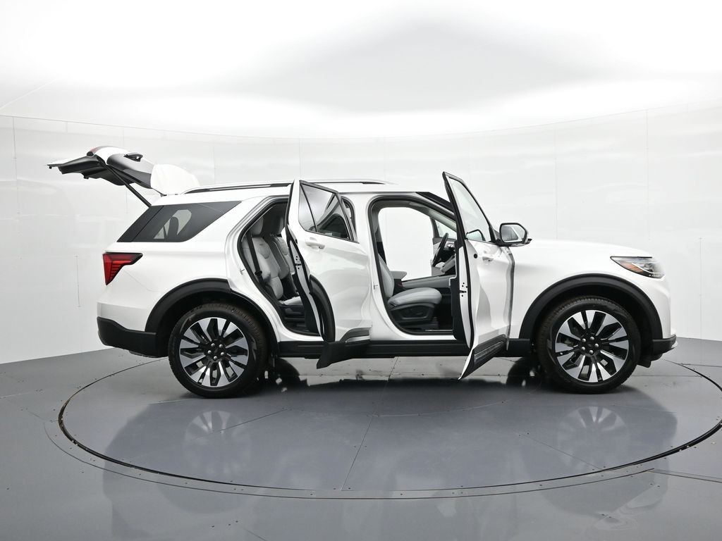 Ford Explorer Vehicle Full-screen Gallery Image 31