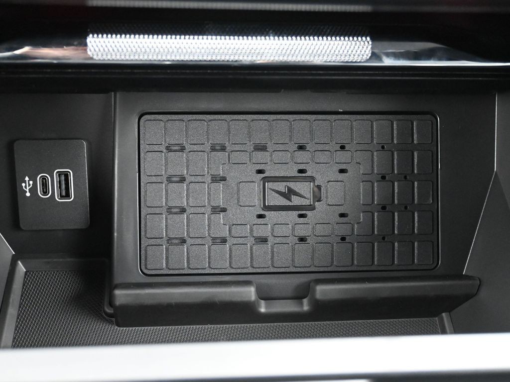 Ford F-150 Vehicle Full-screen Gallery Image 13