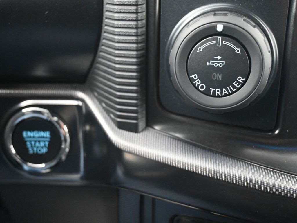 Ford F-150 Vehicle Full-screen Gallery Image 14