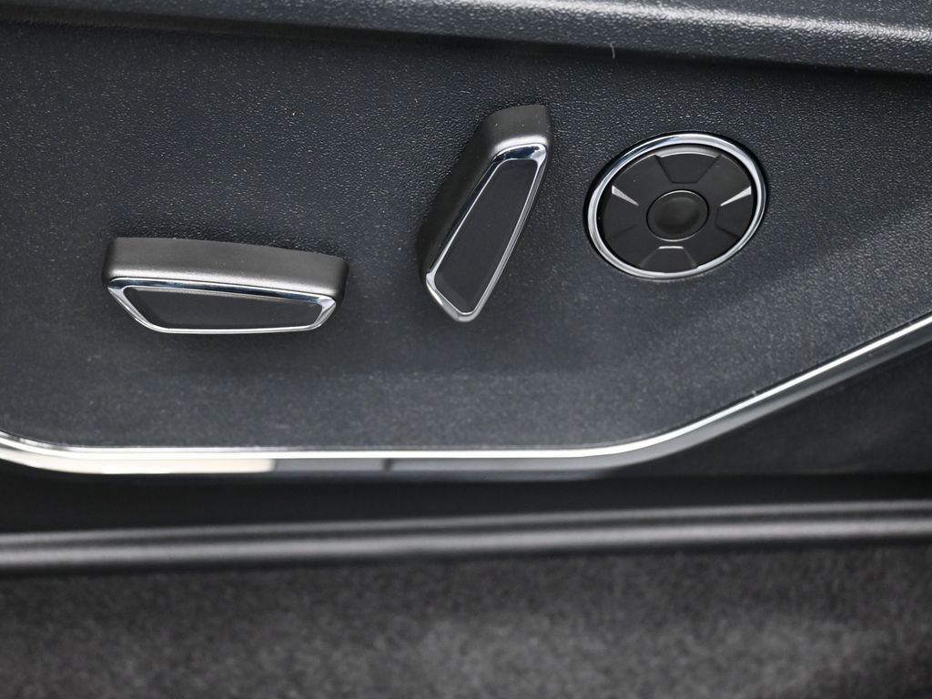 Ford F-150 Vehicle Full-screen Gallery Image 24