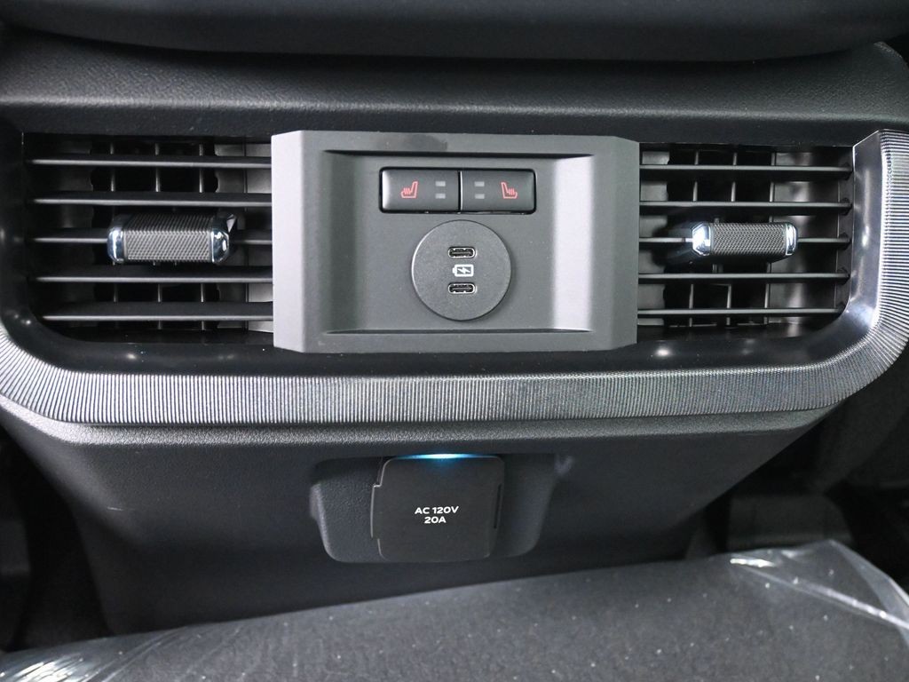 Ford F-150 Vehicle Full-screen Gallery Image 25