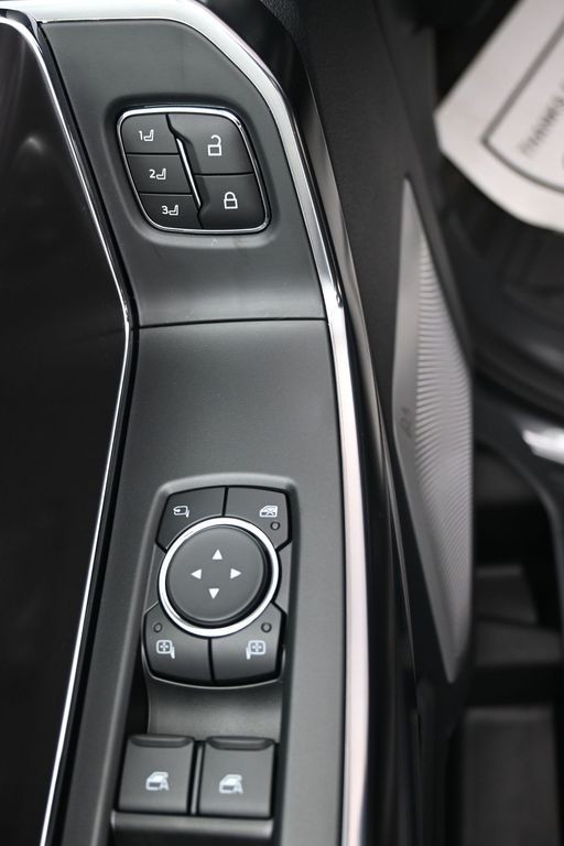 Ford F-150 Vehicle Full-screen Gallery Image 23