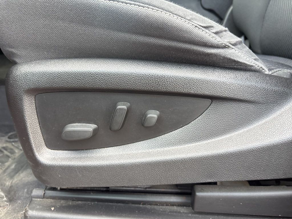 Chevrolet Silverado 1500 Vehicle Full-screen Gallery Image 2