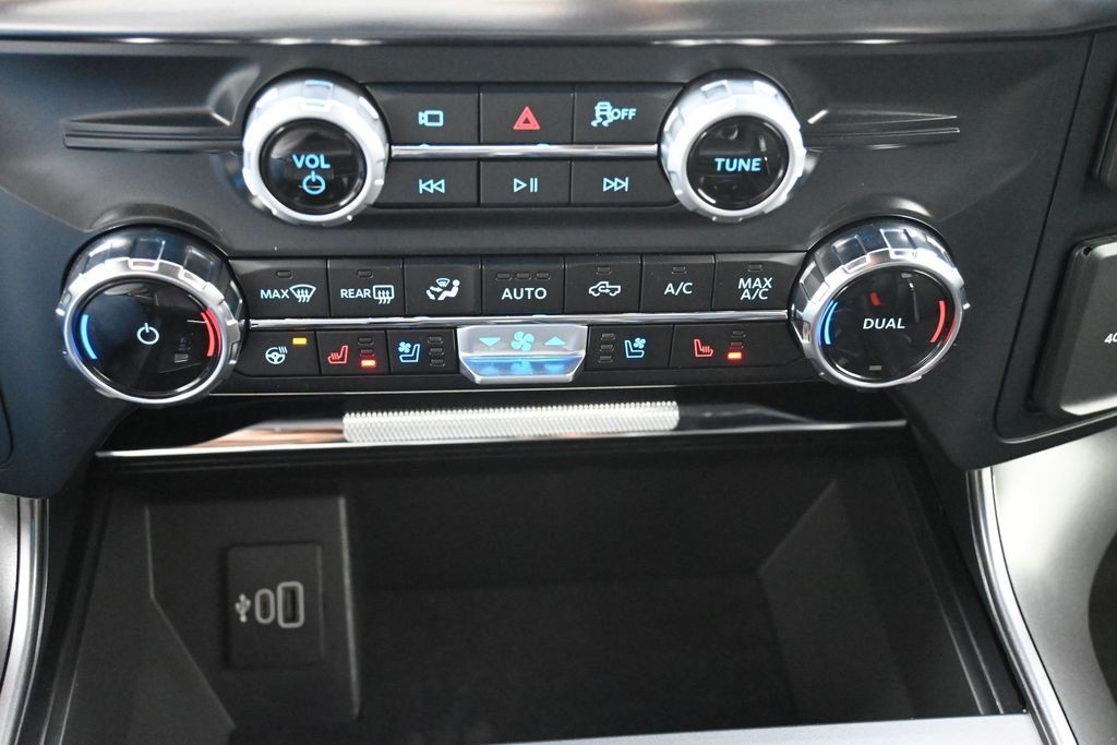 Ford F-150 Vehicle Full-screen Gallery Image 13