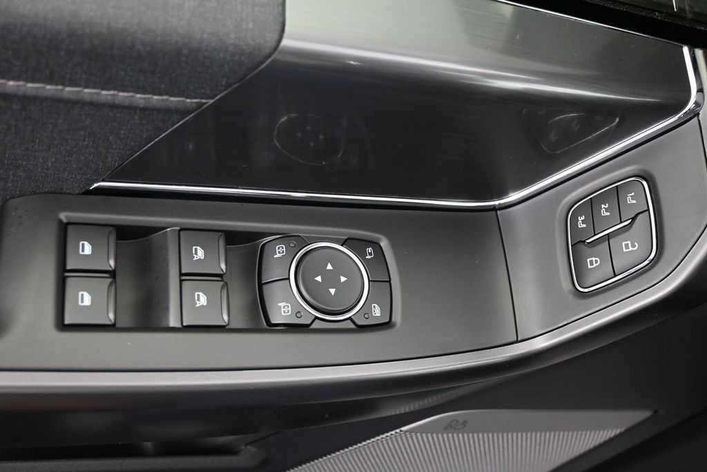 Ford F-150 Vehicle Full-screen Gallery Image 25