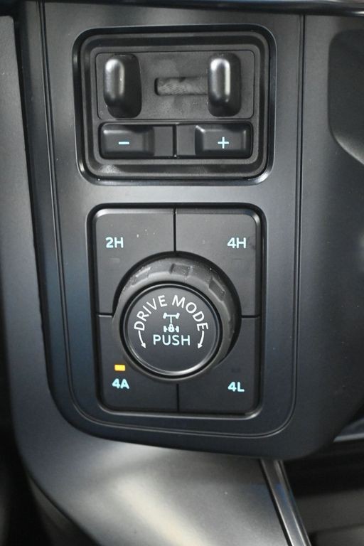 Ford F-150 Vehicle Full-screen Gallery Image 16