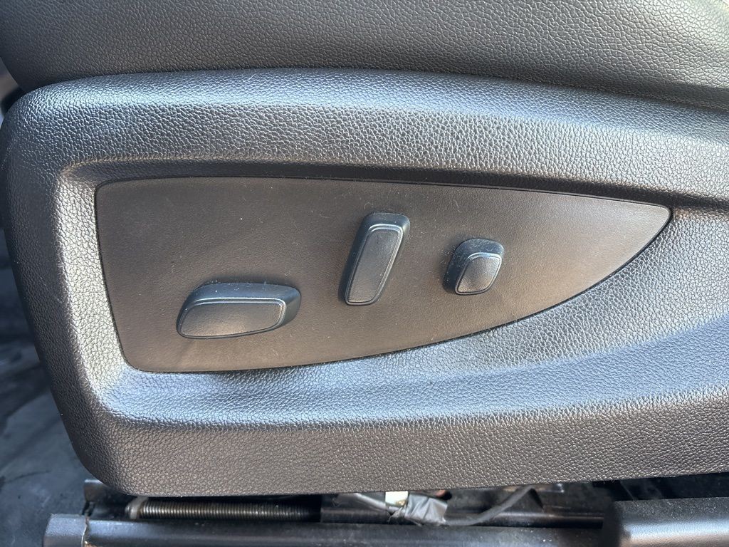 GMC Yukon Vehicle Full-screen Gallery Image 2