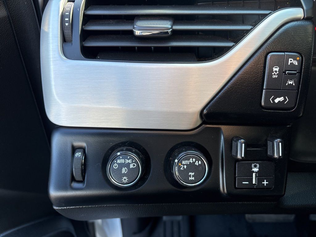 GMC Yukon Vehicle Full-screen Gallery Image 10