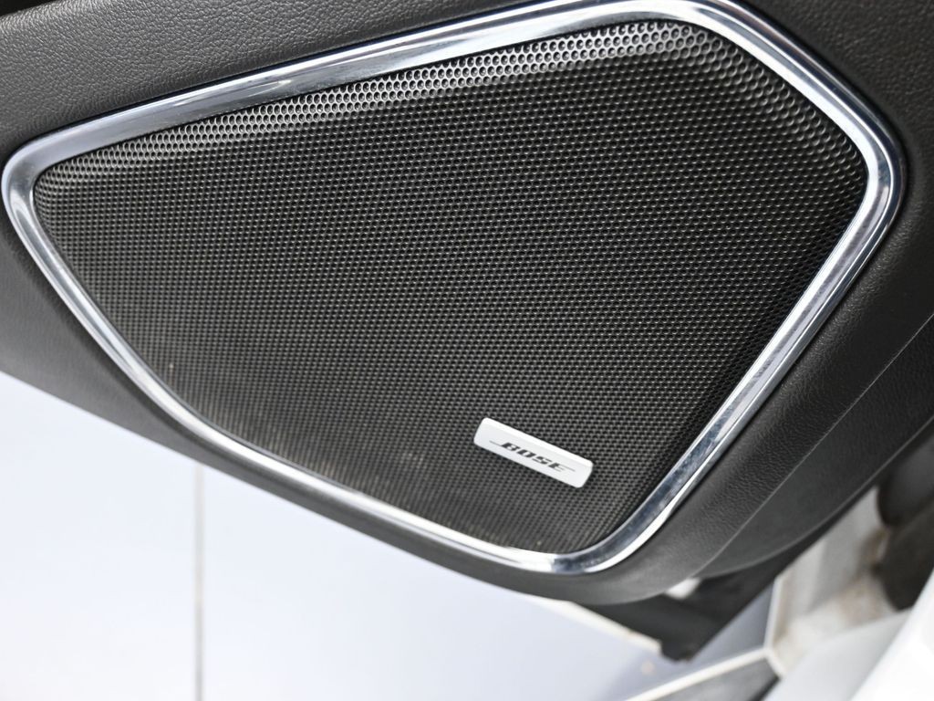 GMC Yukon Vehicle Full-screen Gallery Image 18