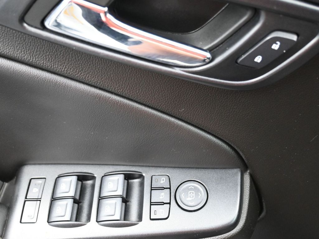 GMC Yukon Vehicle Full-screen Gallery Image 19