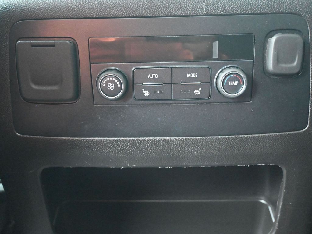 GMC Yukon Vehicle Full-screen Gallery Image 23