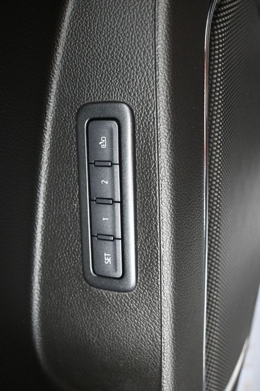 GMC Yukon Vehicle Full-screen Gallery Image 20
