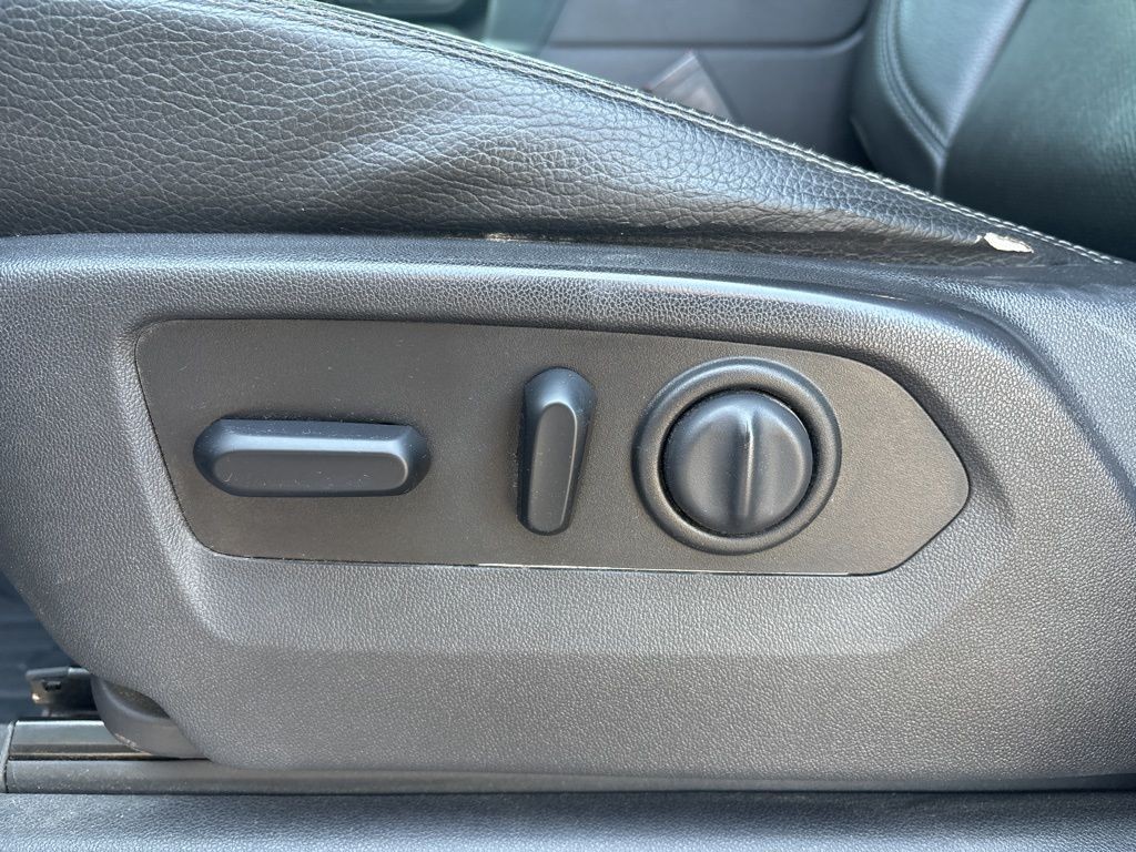 GMC Sierra 2500HD Vehicle Full-screen Gallery Image 2