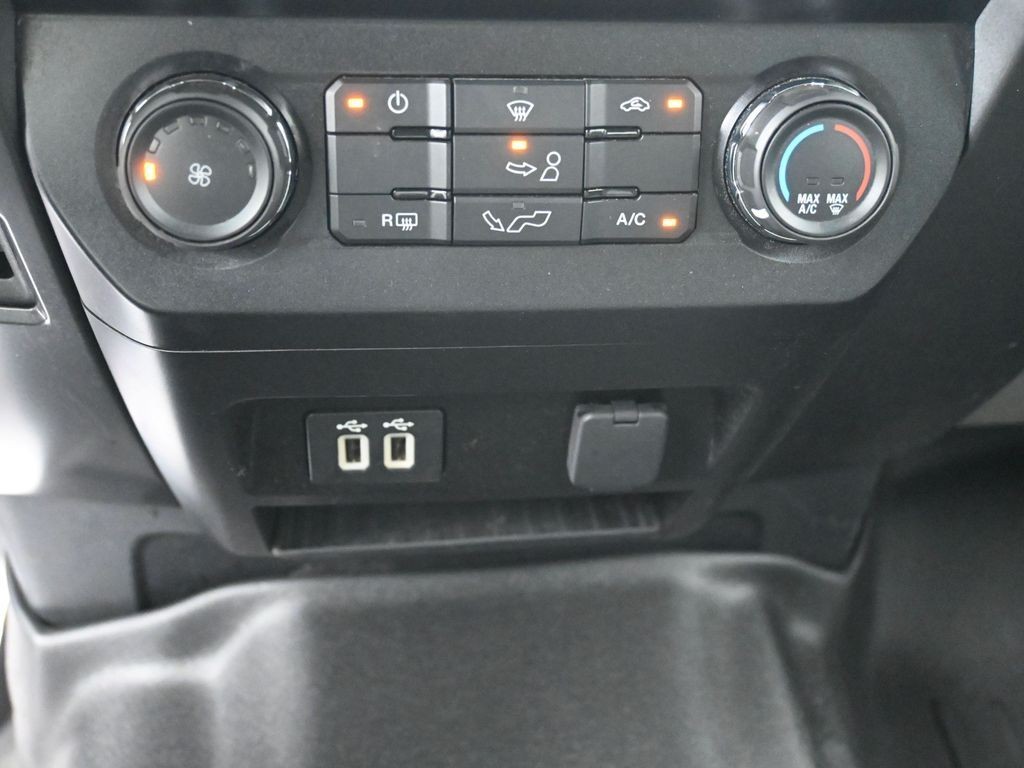 Ford F-150 Vehicle Full-screen Gallery Image 12