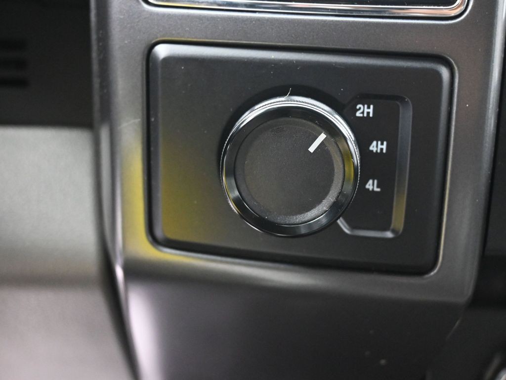 Ford F-150 Vehicle Full-screen Gallery Image 14