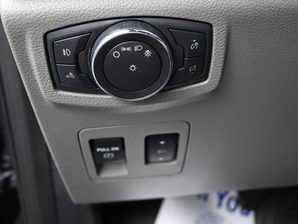 Ford F-150 Vehicle Full-screen Gallery Image 17