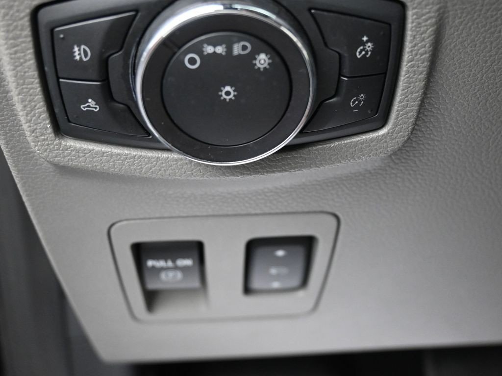 Ford F-150 Vehicle Full-screen Gallery Image 19