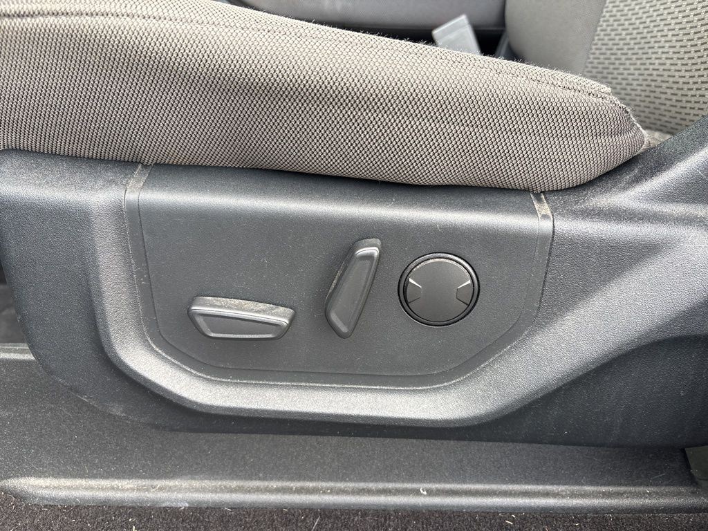 Ford F-150 Vehicle Full-screen Gallery Image 2