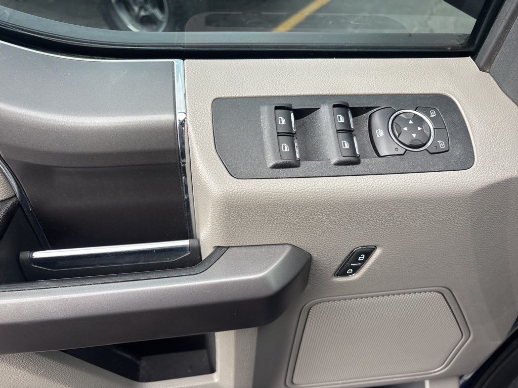 Ford F-150 Vehicle Full-screen Gallery Image 9