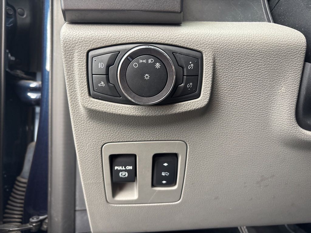 Ford F-150 Vehicle Full-screen Gallery Image 10