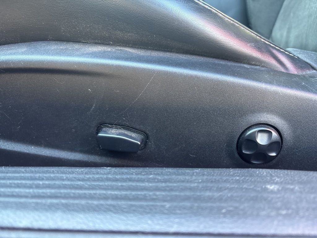 Dodge Challenger Vehicle Full-screen Gallery Image 2