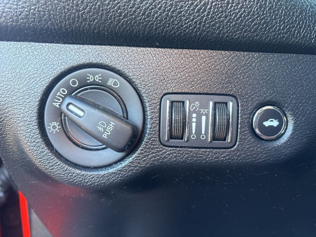 Dodge Challenger Vehicle Full-screen Gallery Image 10