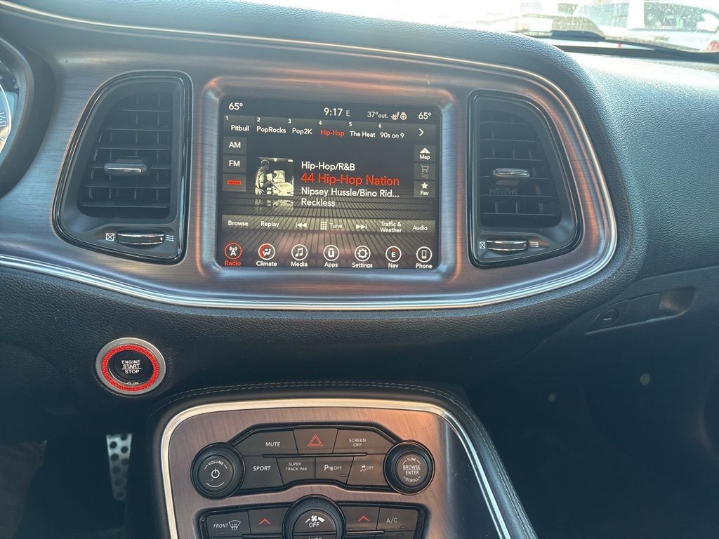 Dodge Challenger Vehicle Full-screen Gallery Image 13