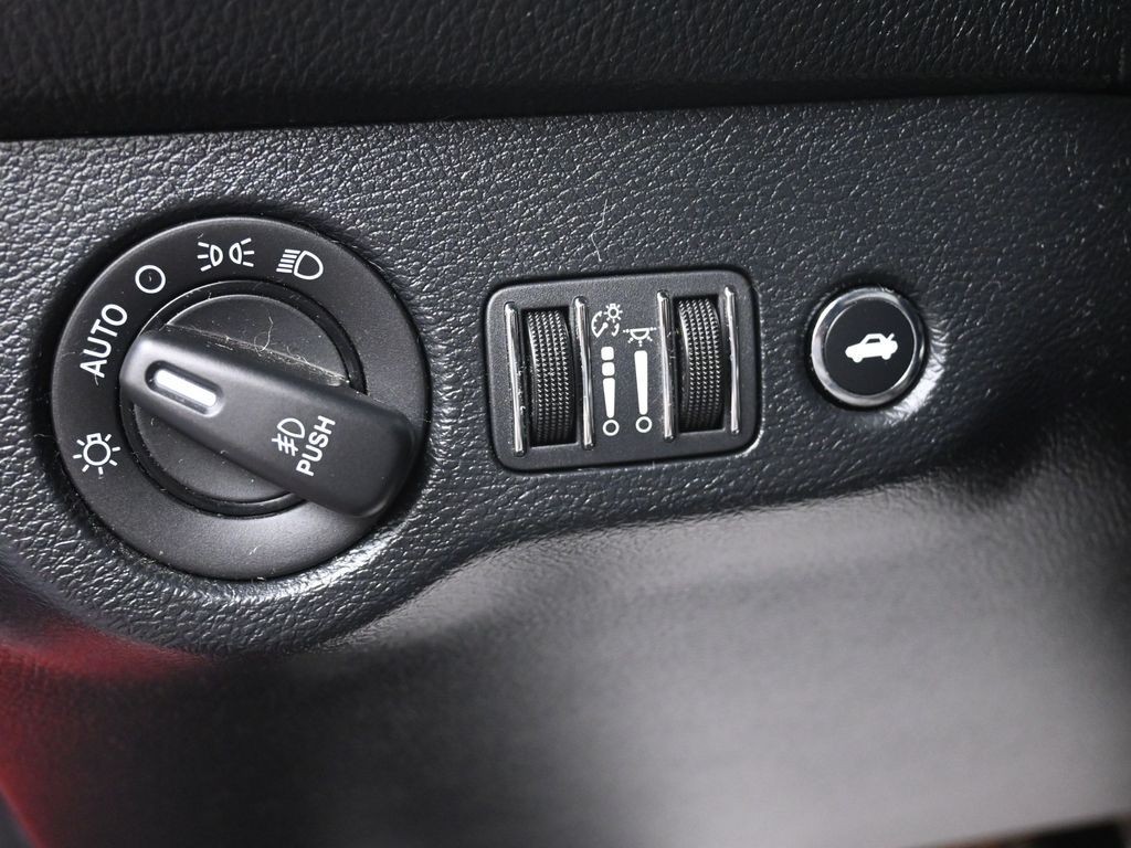 Dodge Challenger Vehicle Full-screen Gallery Image 17